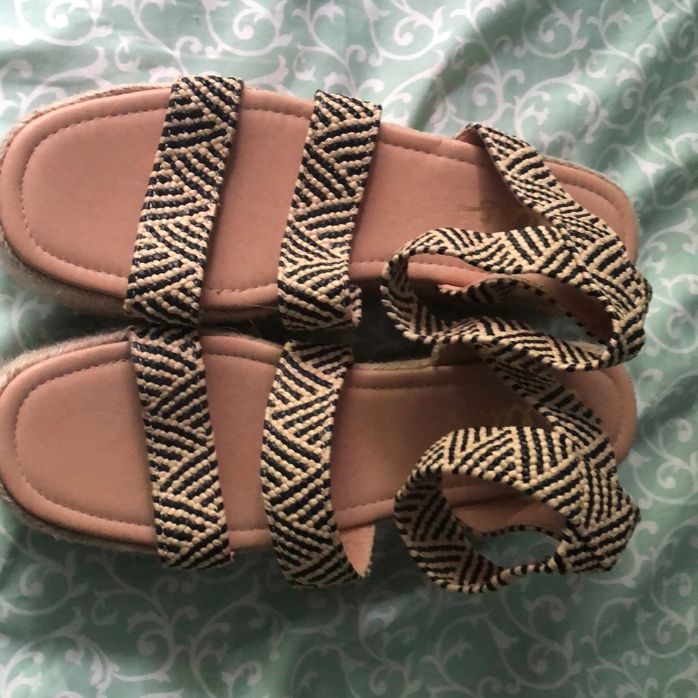 Size 9 - Lulus around the ankle sandals